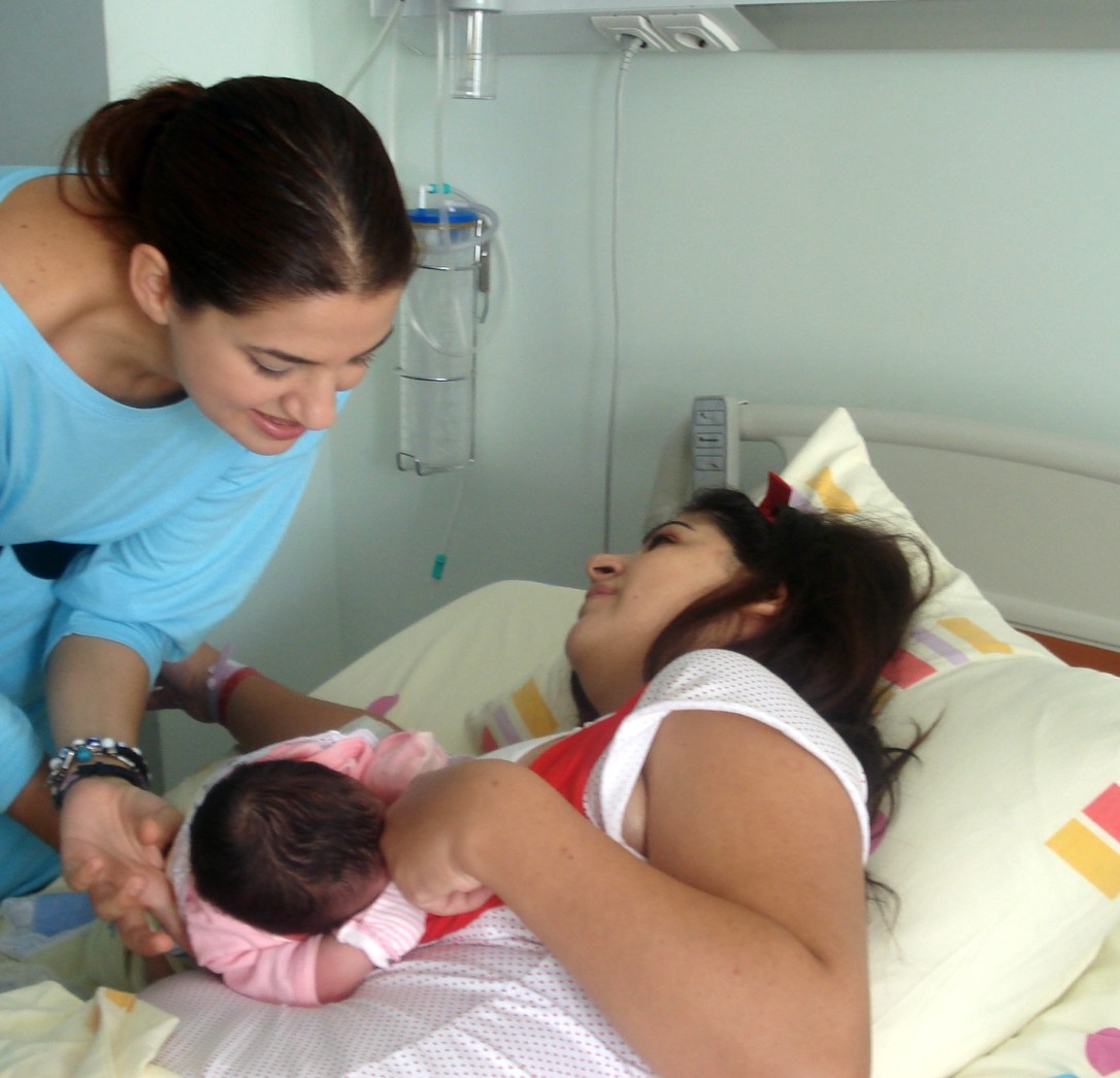 Koca yanak Arya'yı, yapıştığı memeden ayırmaya çalışırken